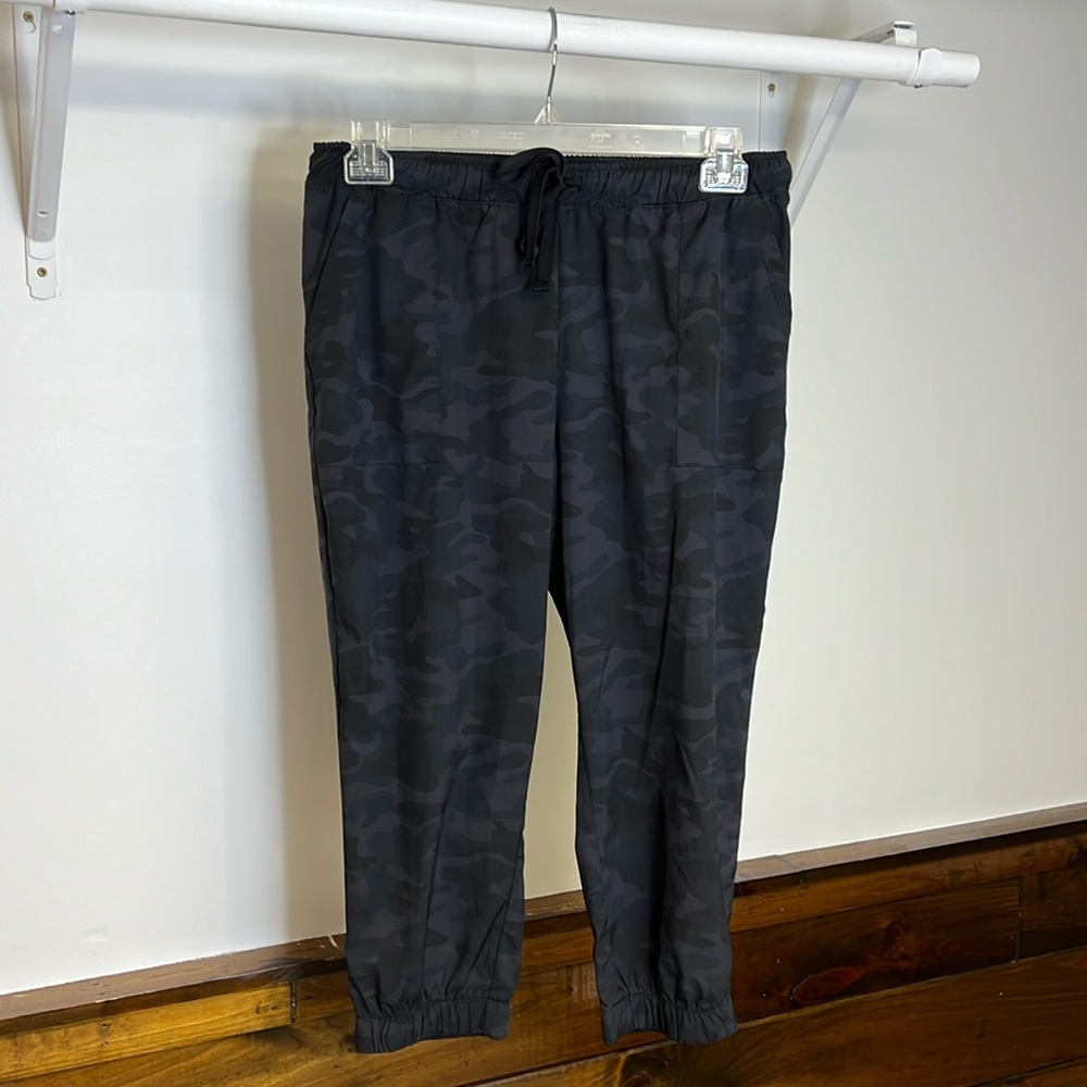 Danskin Camo Print Jogger Style Capri Pants- M